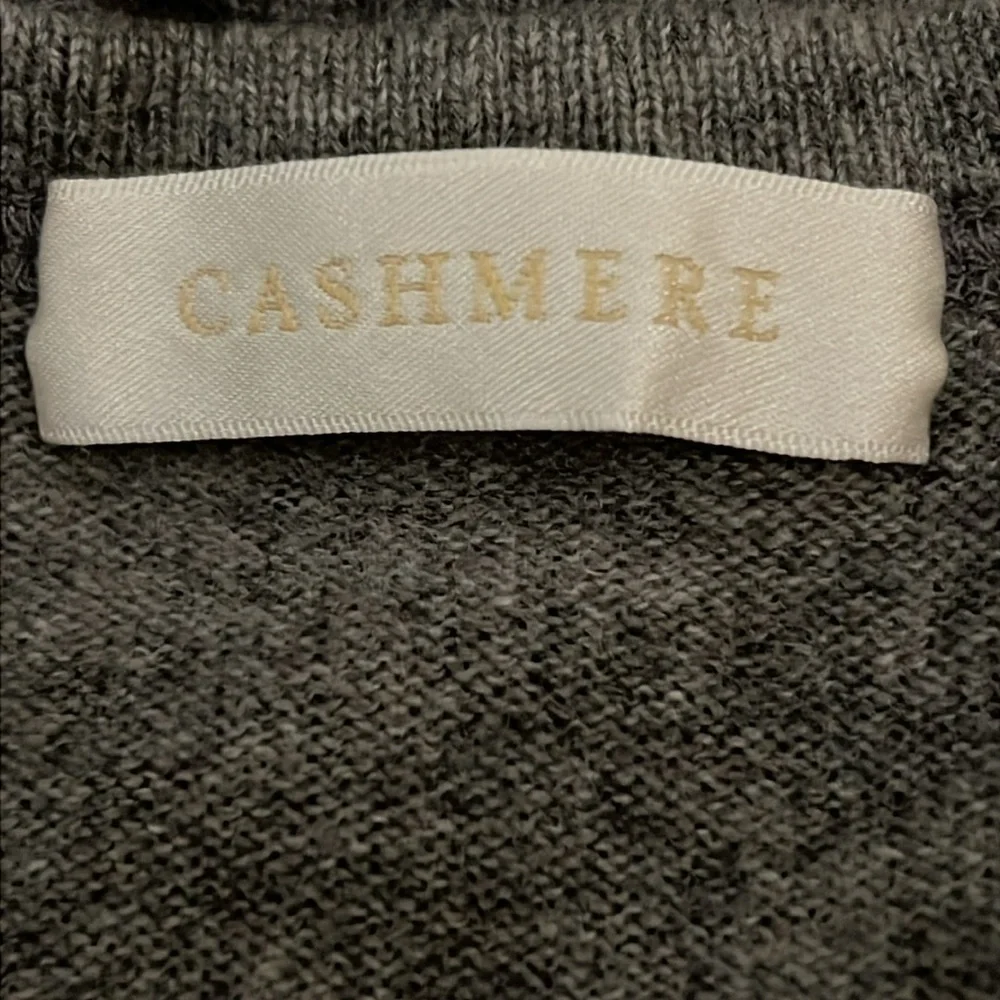 Uniqlo 100% Cashmere Gray Knit Sweater Scoop Neck Long Sleeve Size XS